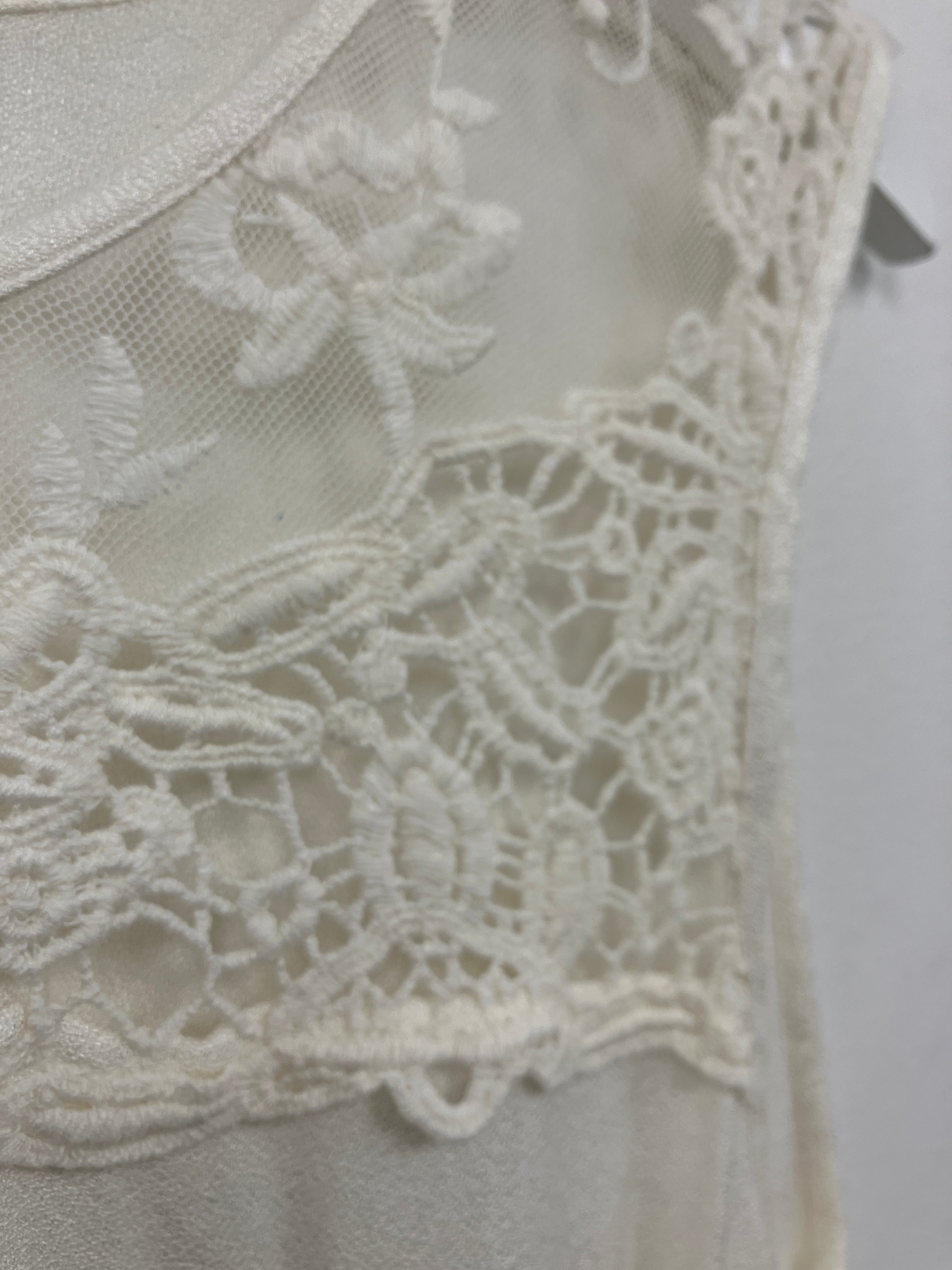 Ukendt hvid bluse
